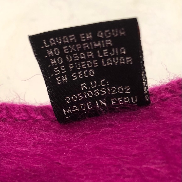 Authentic Fuchsia Color Alpaca Camargo Scarf with Stitched Logo - Picture 5 of 5